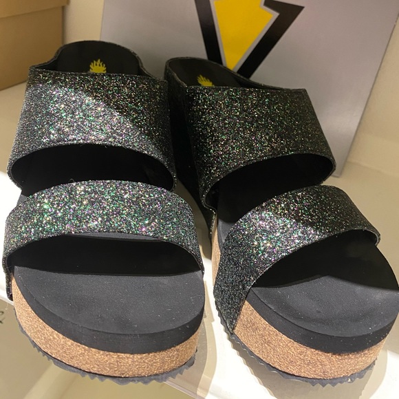 black volatile wedges